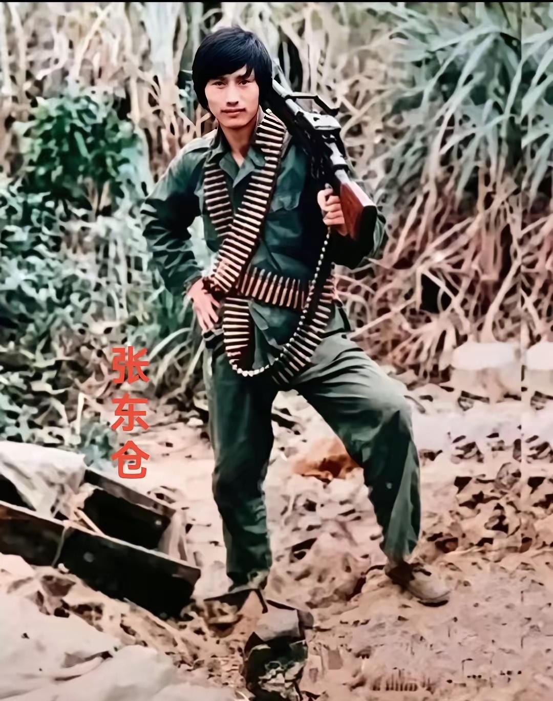他身形单薄，却扛起机枪、满身弹药，他就是一等功臣张东仓。本来可以退伍回家，战争