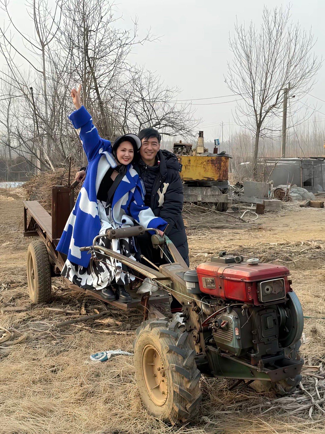 郭晓东和老婆程莉莎回老家山东临沂莒南坊前村过春节，他穿了军大衣棉袄，看起来好朴素