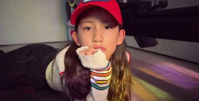 孙莉宅家跟二女儿唠嗑，12岁黄少艾趴地拍照，颜值不输姐姐很高级​​​