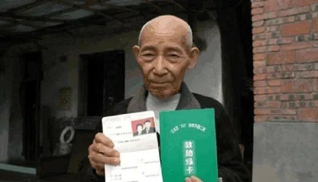 【八旬老人再婚当晚，发现新娘竟是原配】1997年重庆江北区，82岁抗战老兵颤巍巍