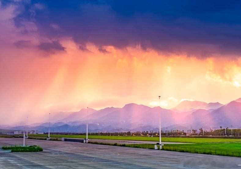 现在国内上市确实卡得很紧，境外上市业务挺热香港资本市场估值低于境内，且交易量不够