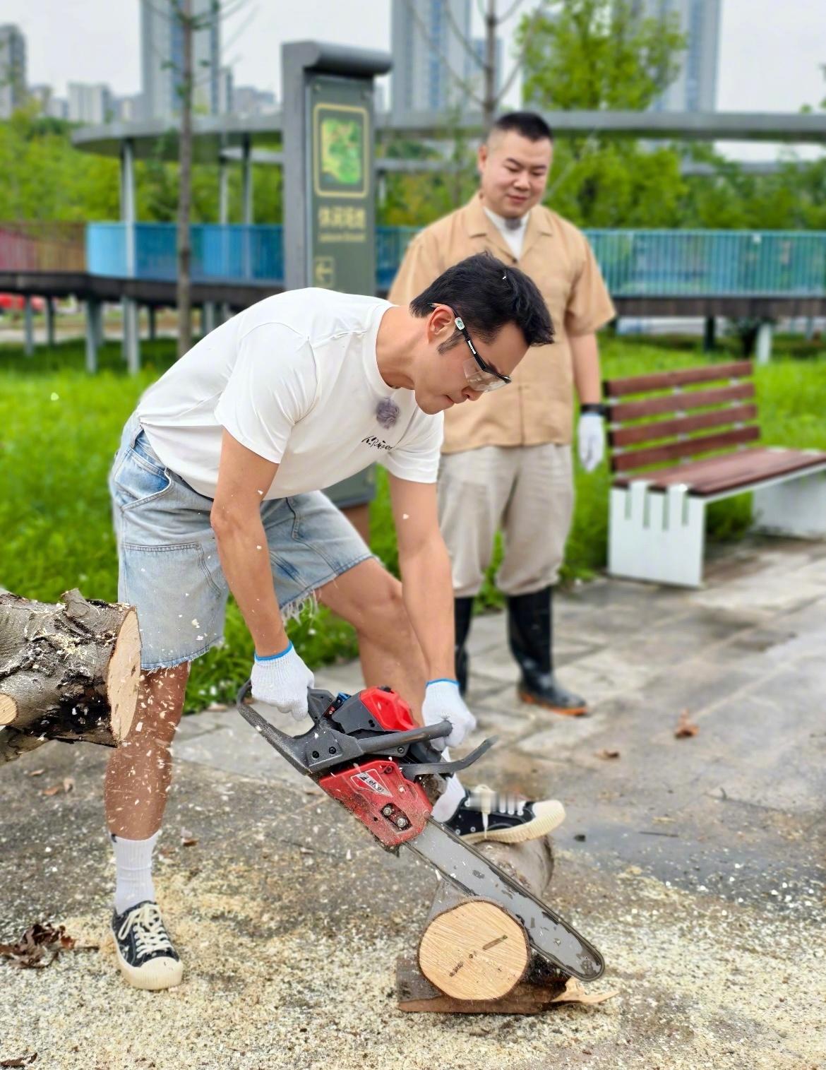 沙溢校草干活果然跟正常人不一样沙溢终于做了一次校草了！尼格买提晒出沙溢干活照片