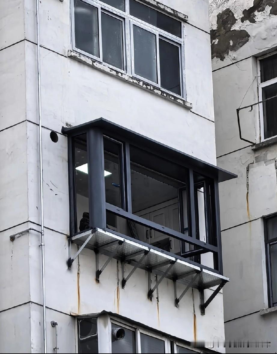 邻居的“偷面积”操作，看完我直接懵了！下楼取快递时瞥见邻居家外墙，当场看呆