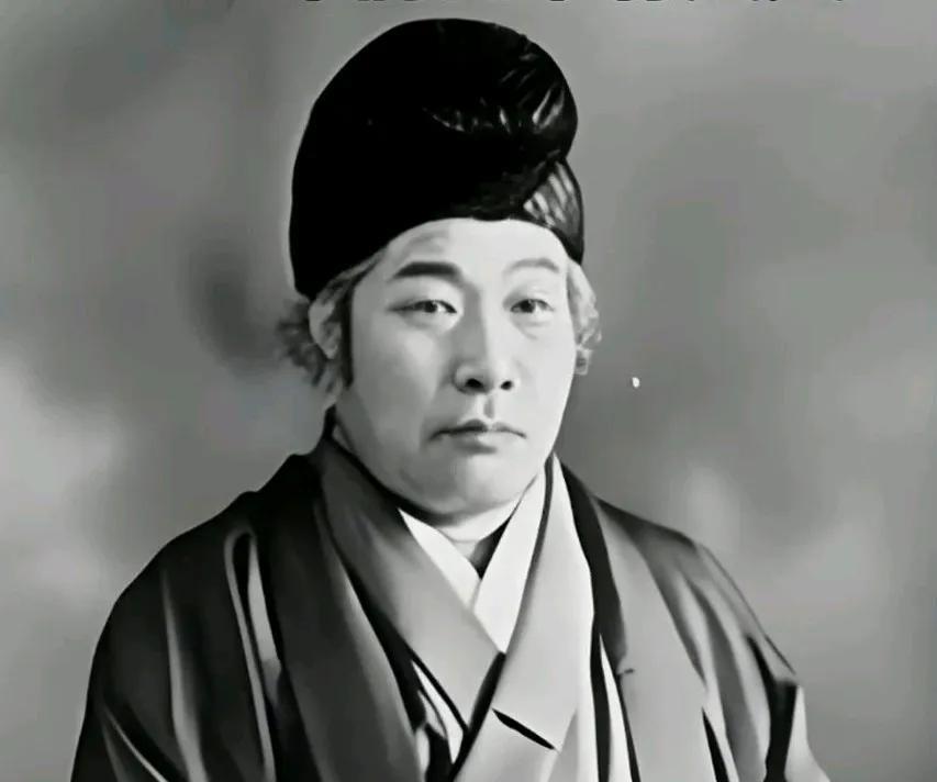 1936年，日本著名神棍王仁三郎，在一家小饭馆偶遇了东条英机，他劝东条英机说，你