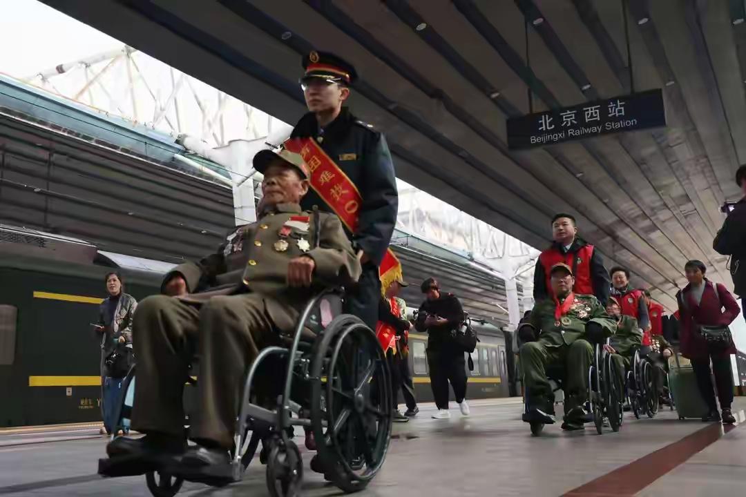 圆梦七十五载英魂归来看天安门广场上那抹最闪耀的中国红——75位志愿军老兵含泪抵达