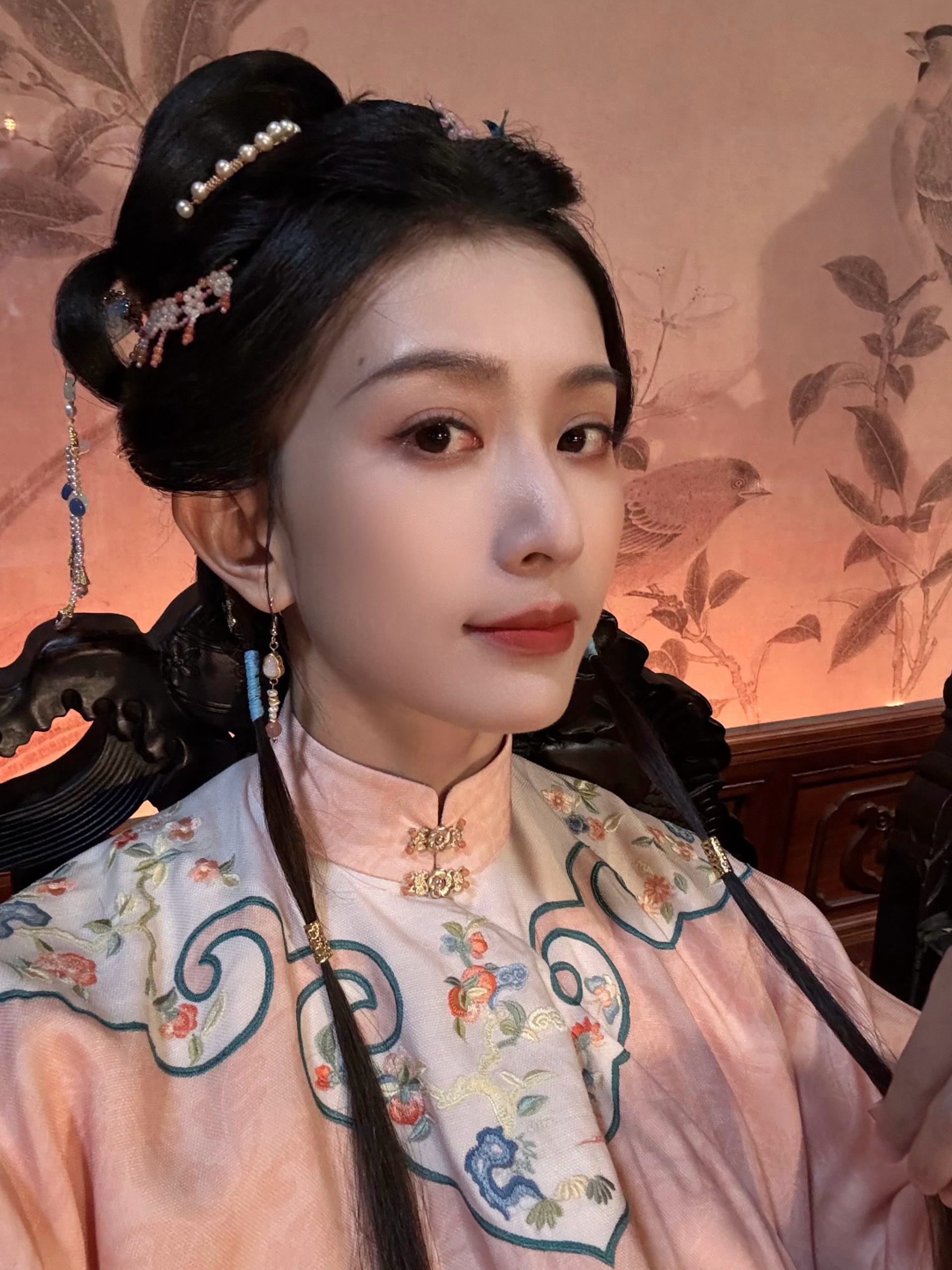 《兰香如故》的女配角因为一口洁白的烤瓷牙笑起来酷似窦骁走红，两人真的很神似，何超