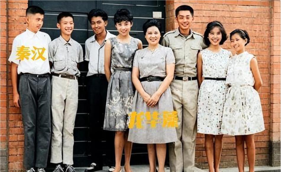 这张留下不多的老照片，是演员秦汉的母亲龙华藻和七个子女的合影，龙华藻独自一人拉扯