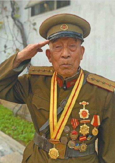 1996年，滕西远私藏两支手枪，民警让他上交，可他却说：“这两支枪，一支是粟裕大
