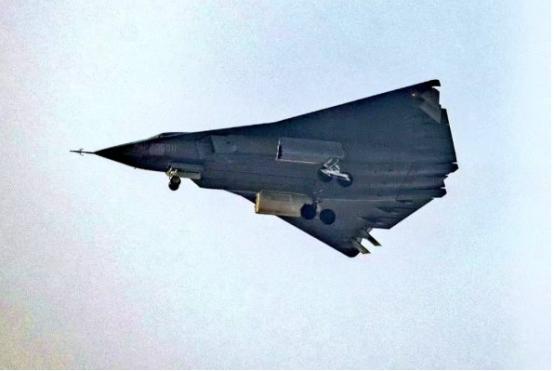 美媒：中国的歼36可能颠覆一切美国国家利益！ 12月10日，美国媒体用“可能