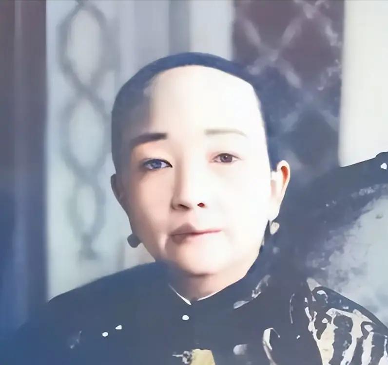 1903年，盛家老宅内，庄夫人望着眼前弱柳清风般的女子，眼中闪过一丝轻蔑：“虽说