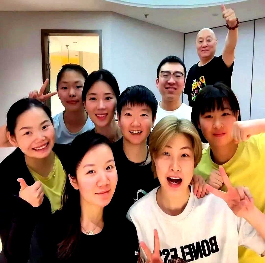 国乒合影，孙颖莎身边惊现黄毛，她凭什么？你第一眼看，是不是也觉得扎眼？清一