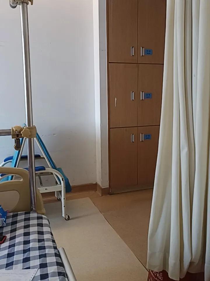 家人们谁懂啊，这个箱子就是衣柜的，能用三张床的衣柜。