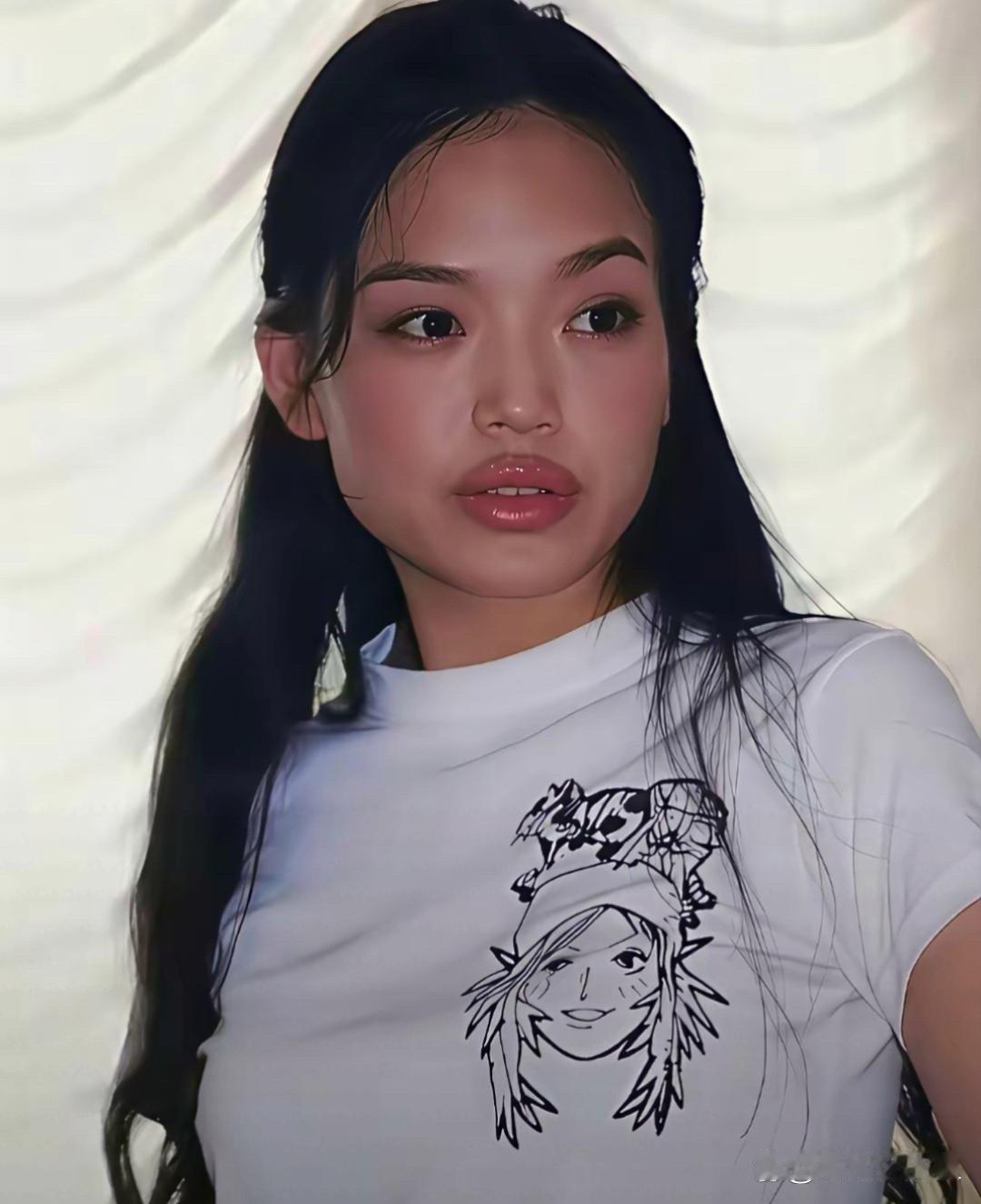 刚出道的舒淇自带原生野性美感，雀斑与厚唇都是辨识度，青涩懵懂里藏着倔强灵