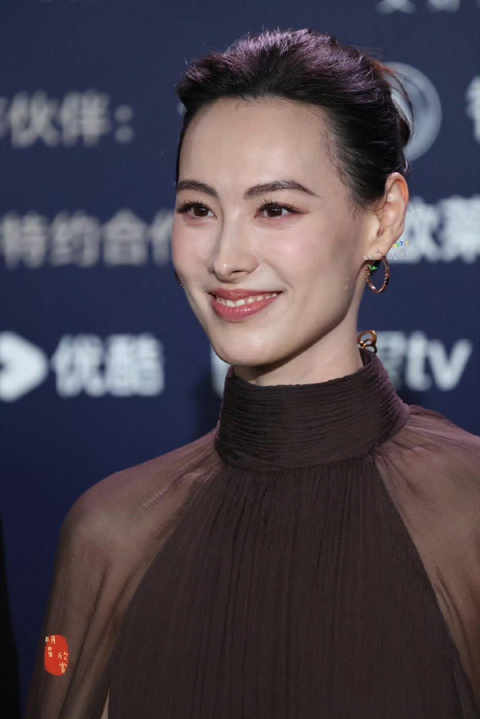 梁洛施骨相绝杀耳朵形状不咋地，但是真的高啊！易扬名得利。面相好自信，也很稳。额