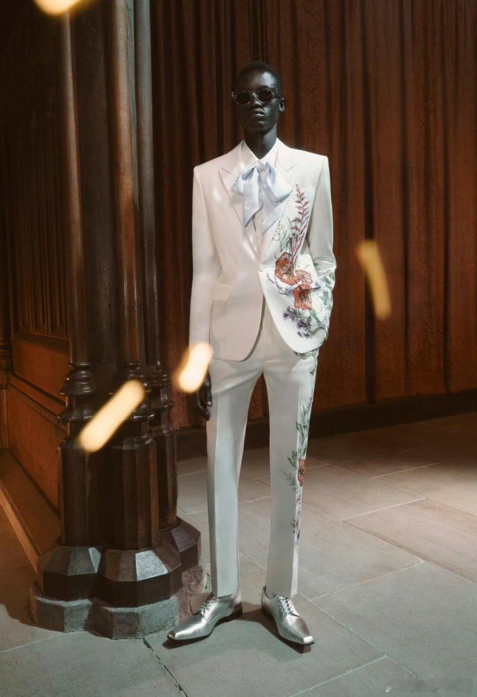 肖战惊喜现身北京我去啊，北京春晚帅的我浑身颤抖，麦昆早春系列，已连续三年亮相网络