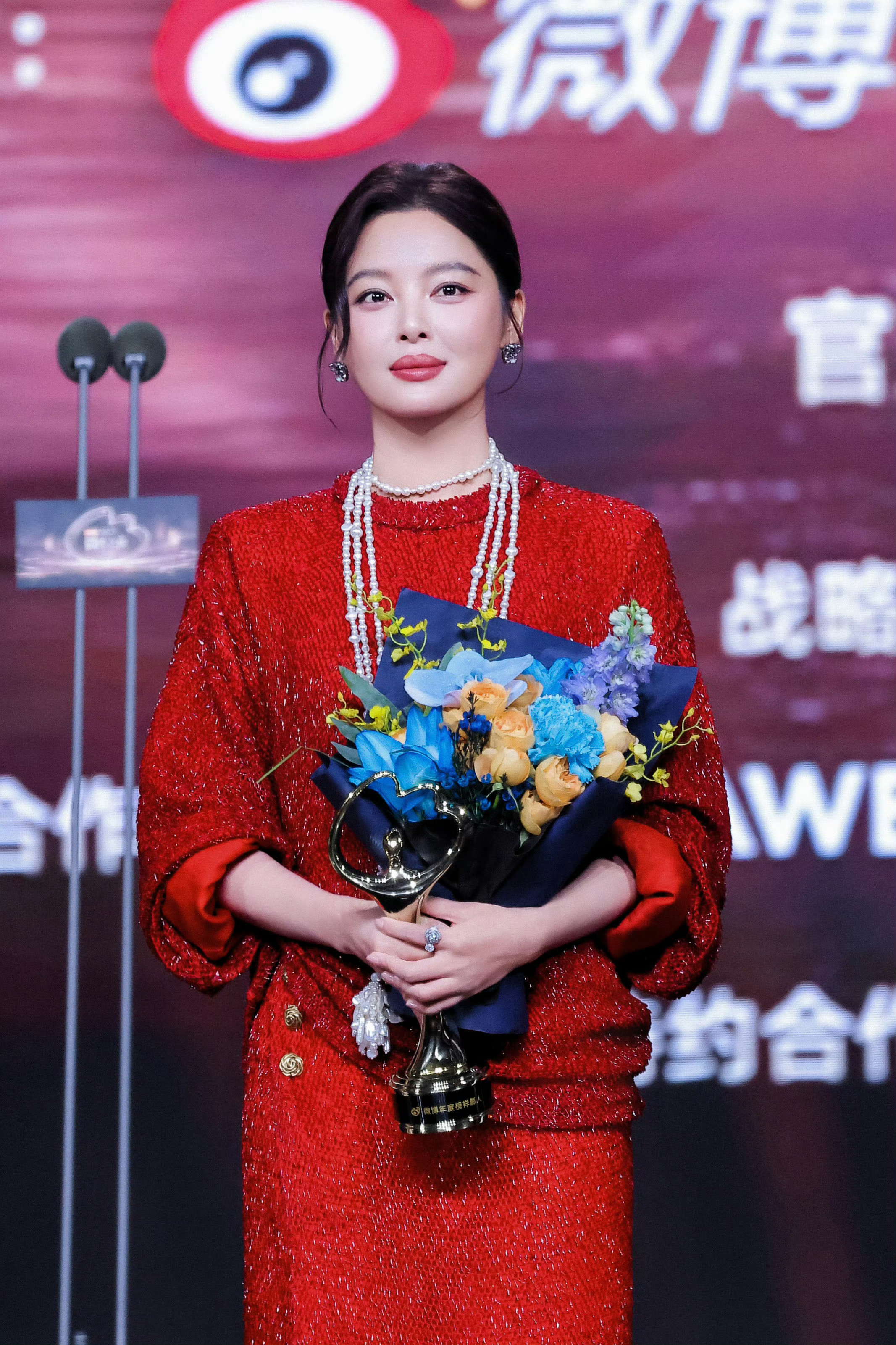 昨日，出席微博之夜的辛芷蕾｜内场造型，身穿的是CHANEL2026春夏系列，