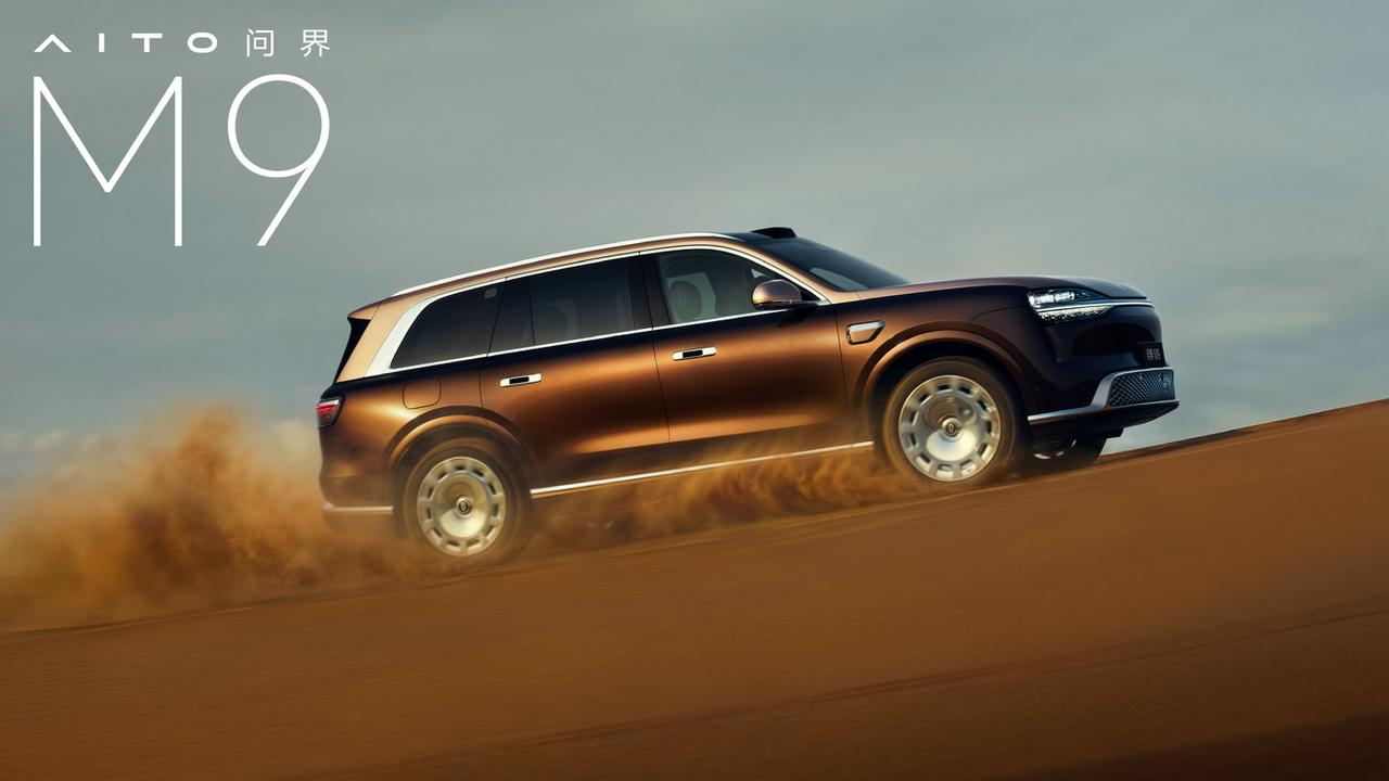问界M9三款全新双拼车色亮相，让这台旗舰SUV再添奢雅格调！它们分别是：沧海银
