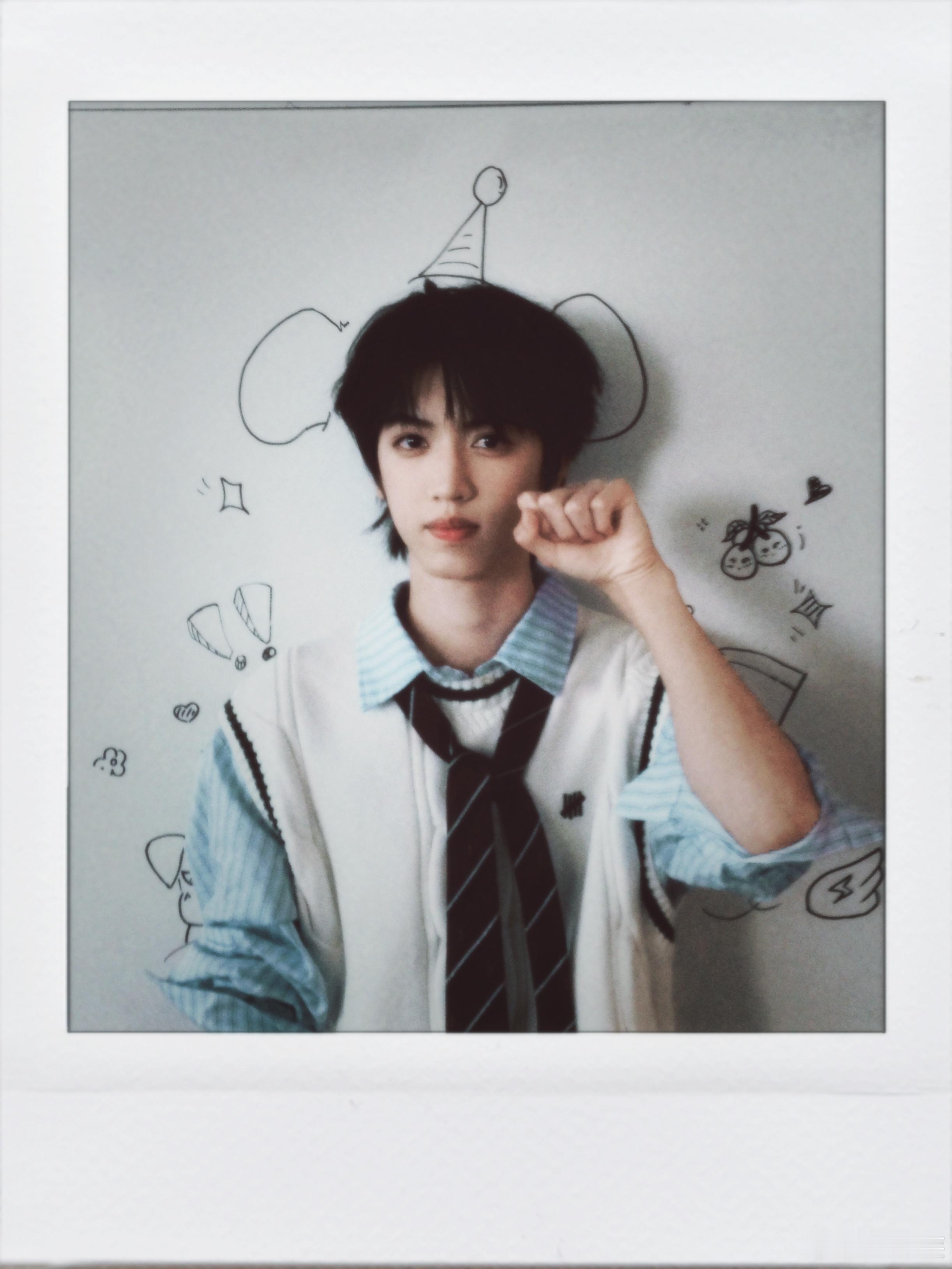 隐藏在身后的小狗和小狗耳朵