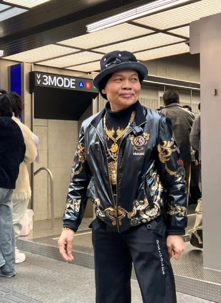 现年72岁曾自封「香港最丑男人」的八両金（原名叶竞生）在1999年与「八両菜」何