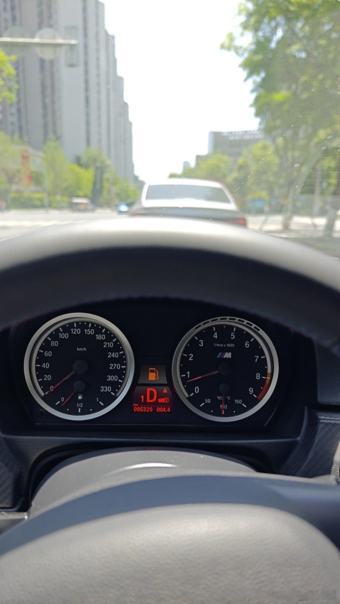 非计划内买了台车，14年买过一台e92m3,这台银色的e90实在太漂亮了，