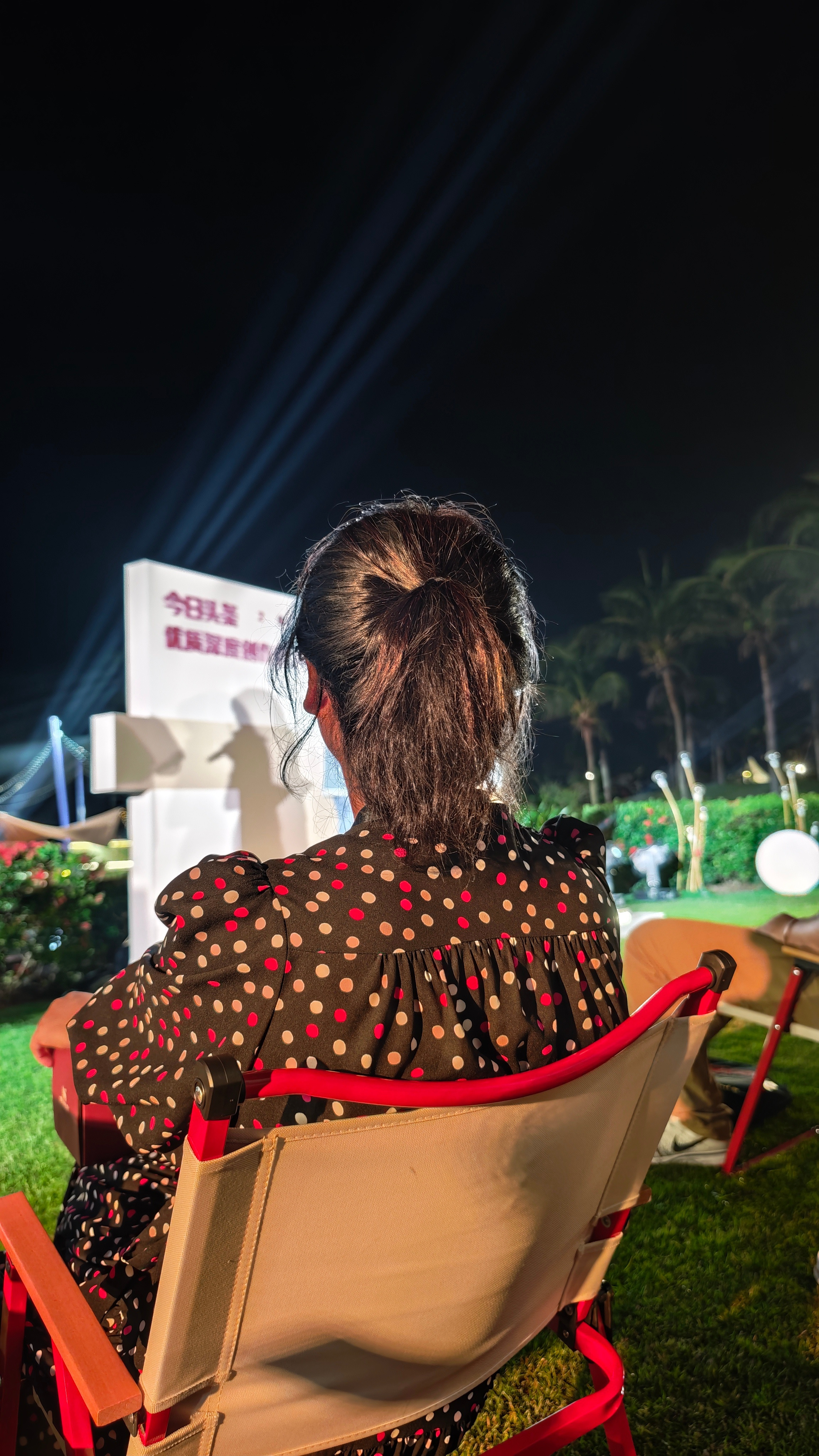 王冰汝坐我前面，我要不要上前问问她特朗普的事情？