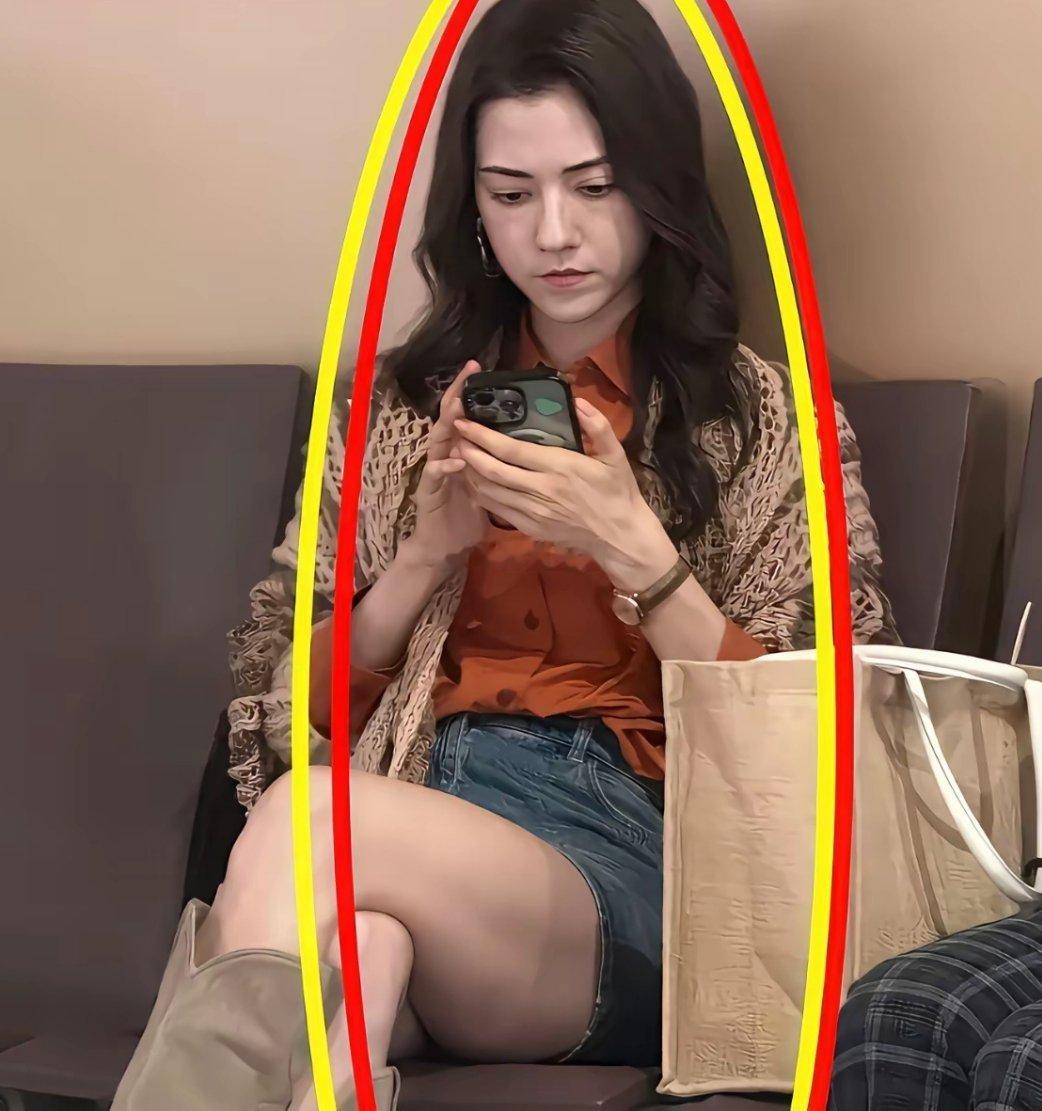 霍启山肯定看过封神电影，要不然怎么会被她的绝美容颜、给吸引到呢？