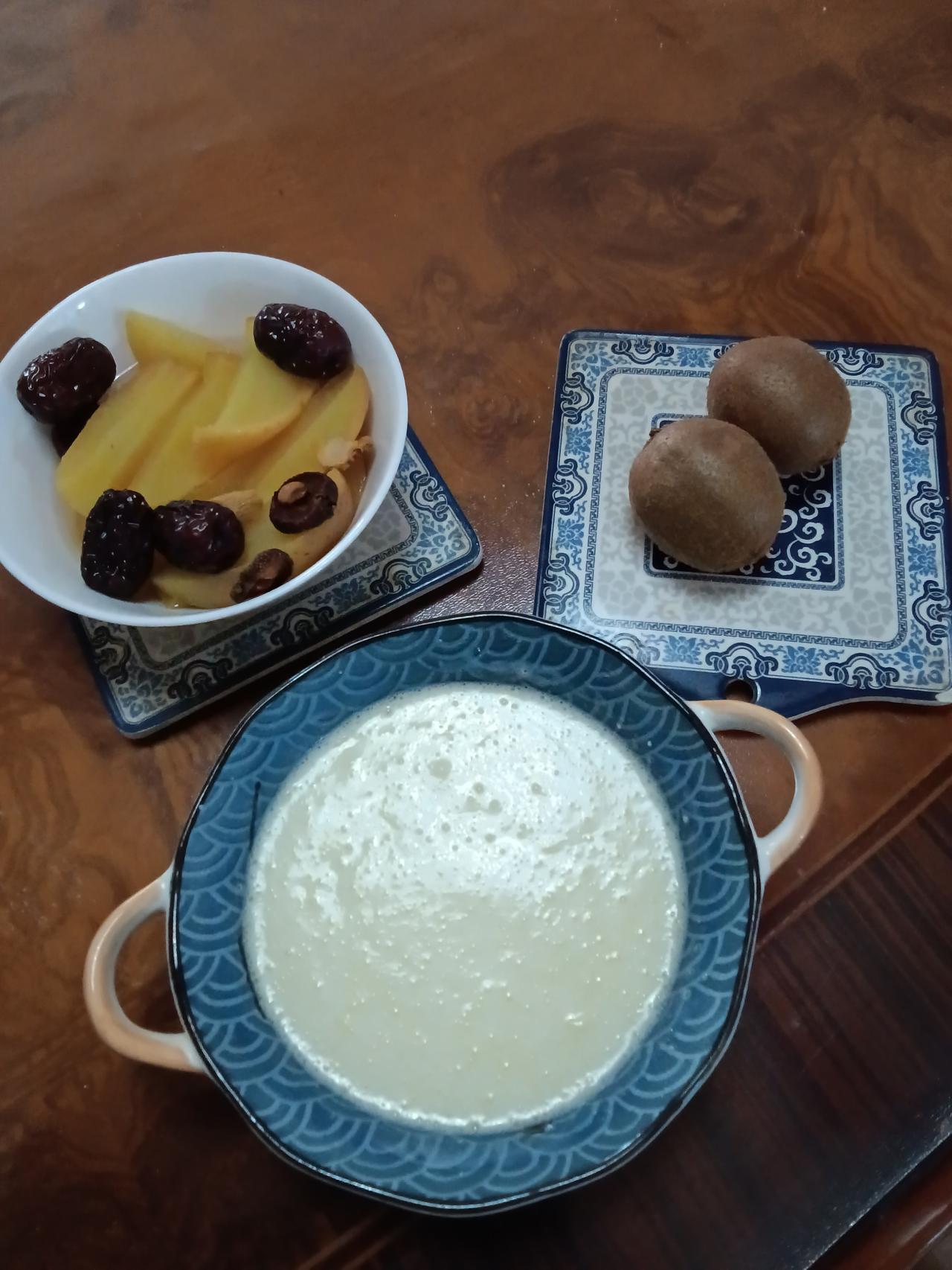 老公昨晚晚饭吃多了，今早没胃口吃饭，我自己随便吃点就行。一杯牛奶加蛋白粉，蒸个苹