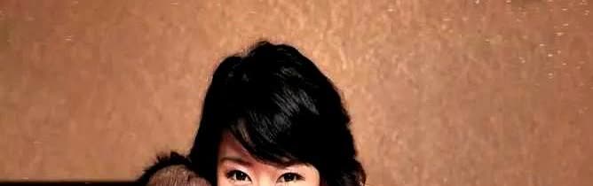 导演管虎拍戏回家后，抱着女儿一顿亲昵后开始和女儿玩耍，突然他盯着女儿的脸看了许久