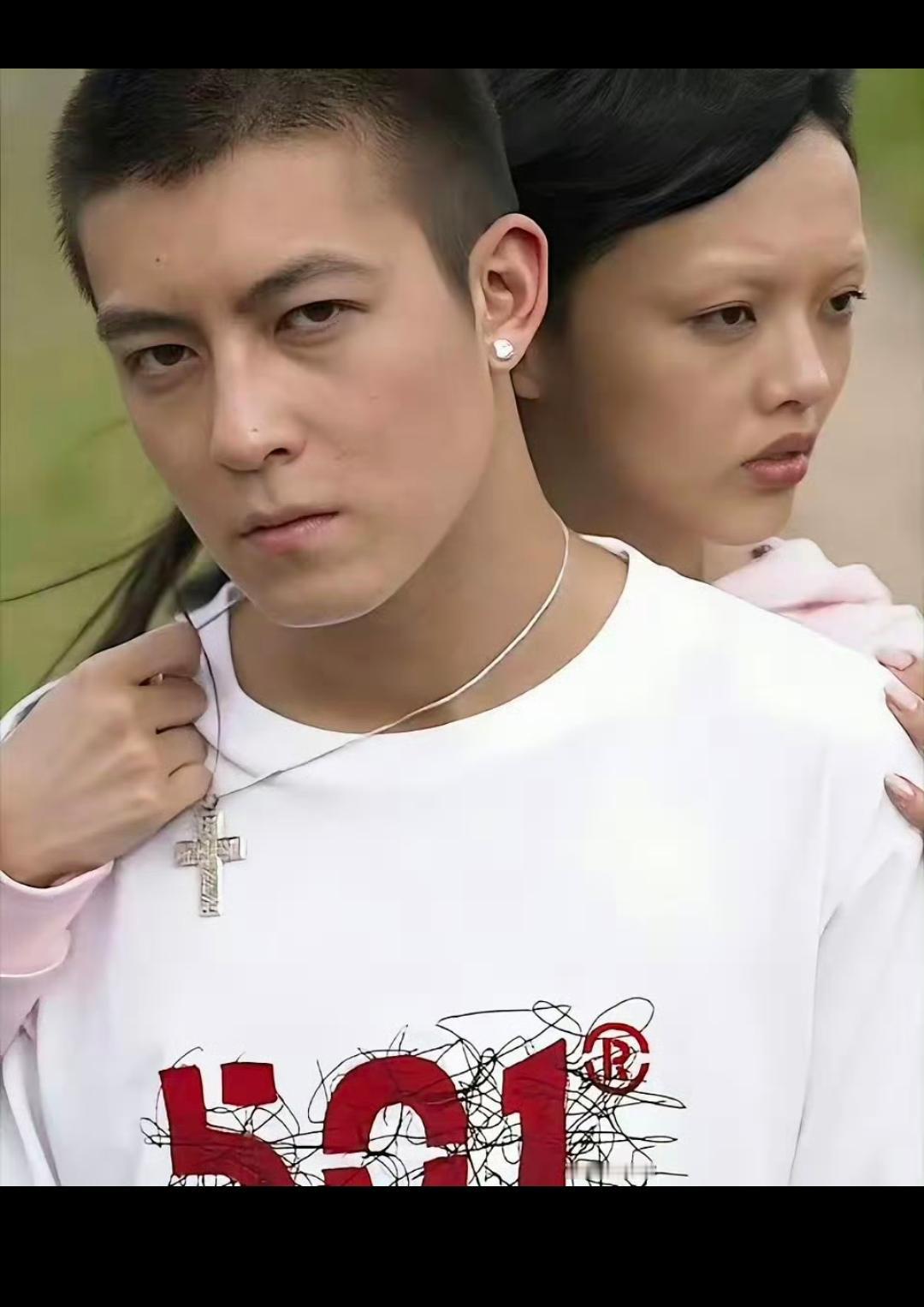 2004年的时候老陈跟一女模特拍的大片，当时还说老陈不笑表情太过于严肃！给你们