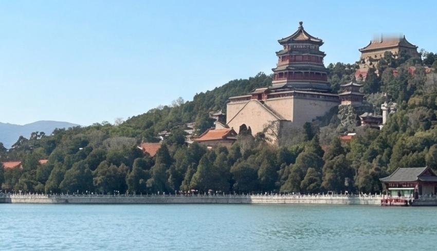 美景图片分享颐和园，蝴蝶花，夕阳西下火烧云，月上柳梢，人约黄昏后。春日繁花似锦，