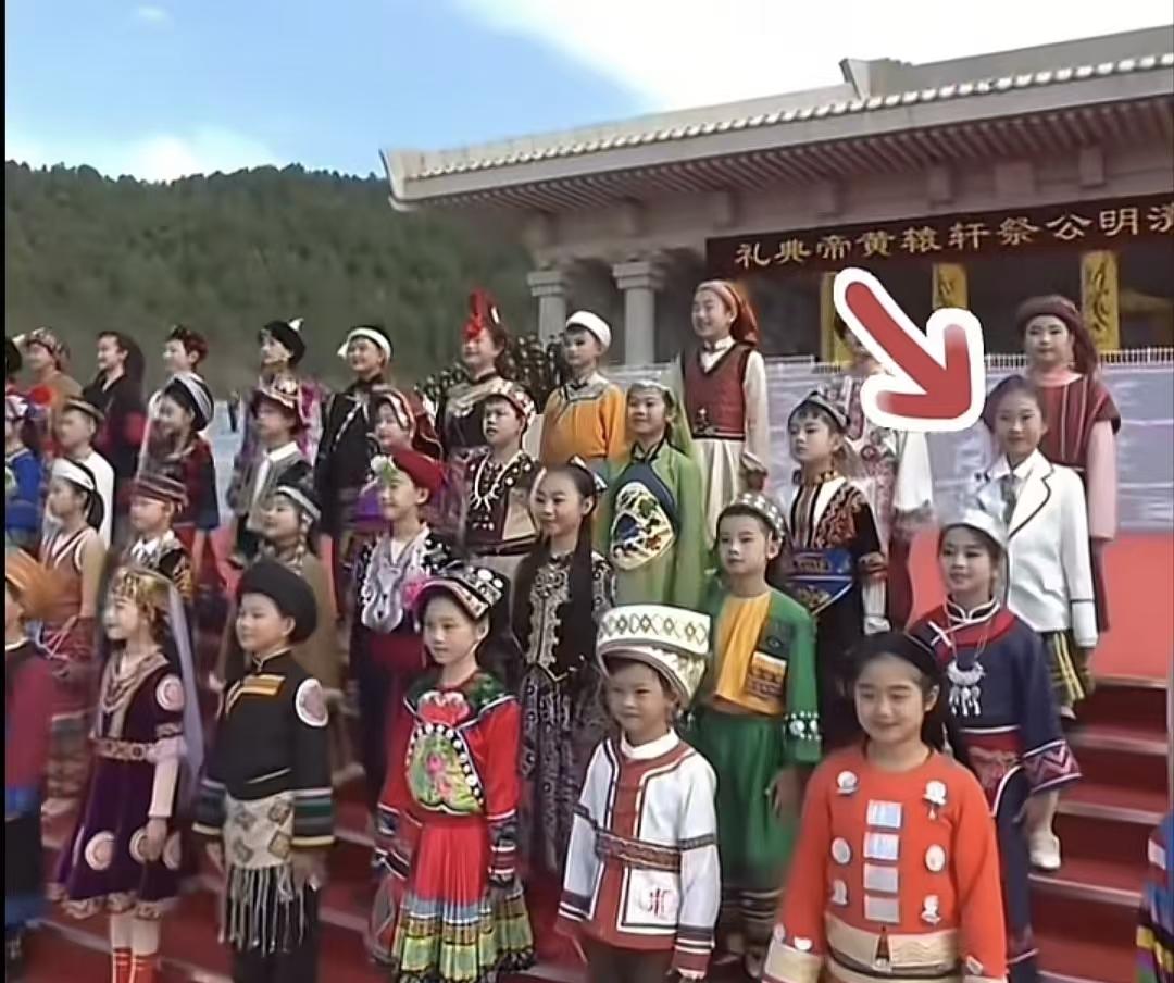 我没看错吧，今年汉族小朋友穿的依然是这种衣服，这是咱们汉族的服装吗？黄帝陵祭祀，