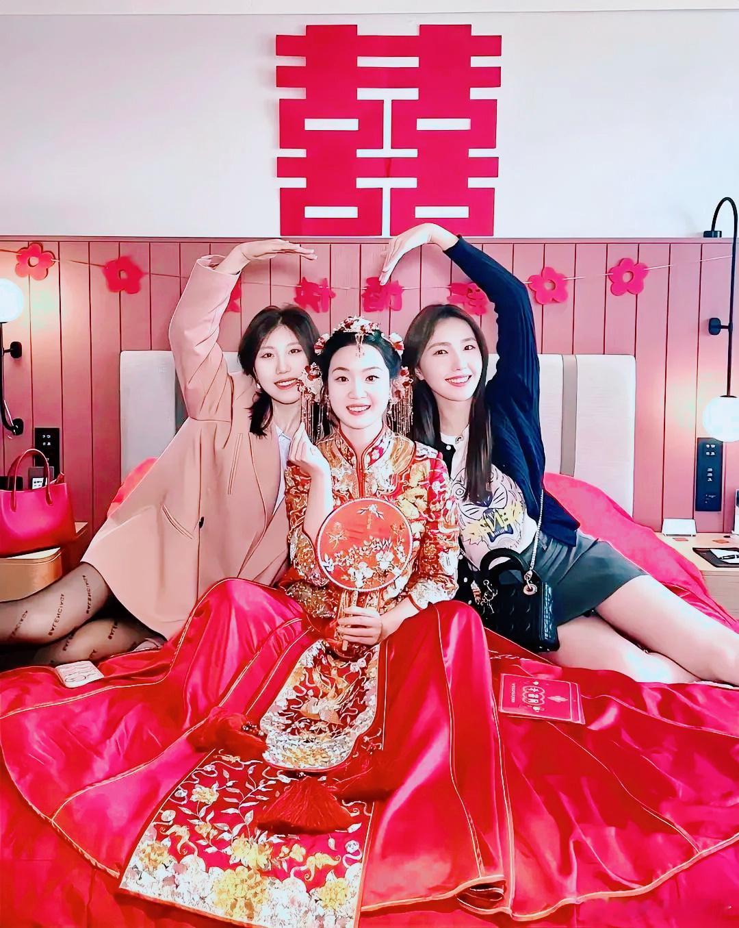 黑衣服伴娘，有点喧宾夺主吧？