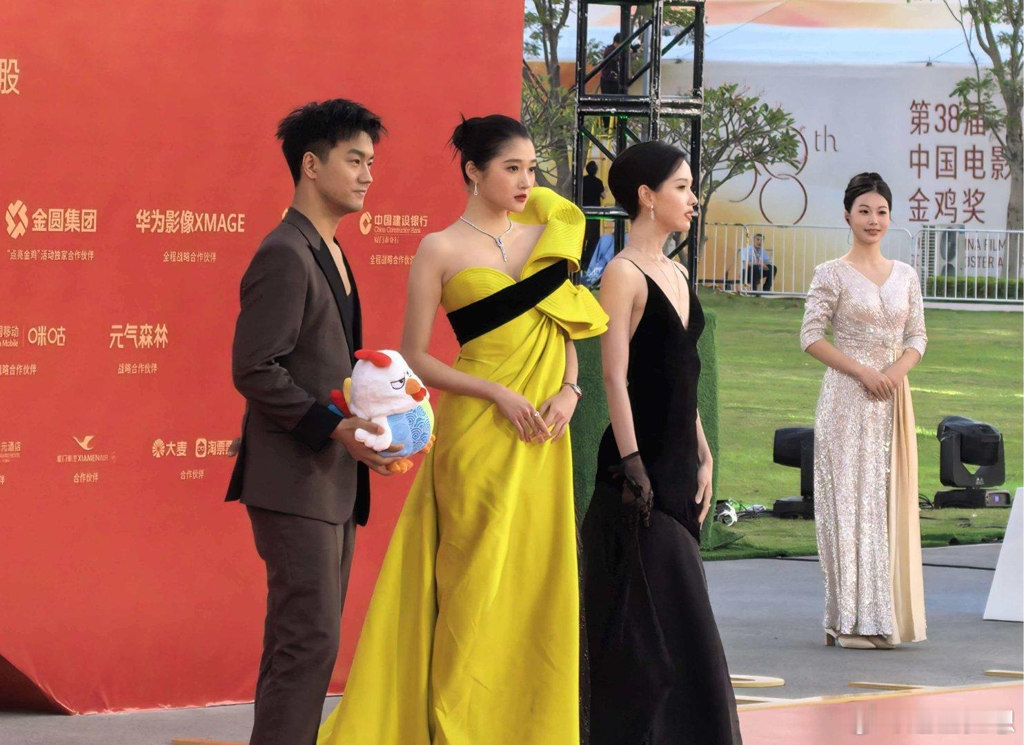 高开叉设计尽显大长腿优势，行走间气场全开，不愧是红毯亮眼担当～