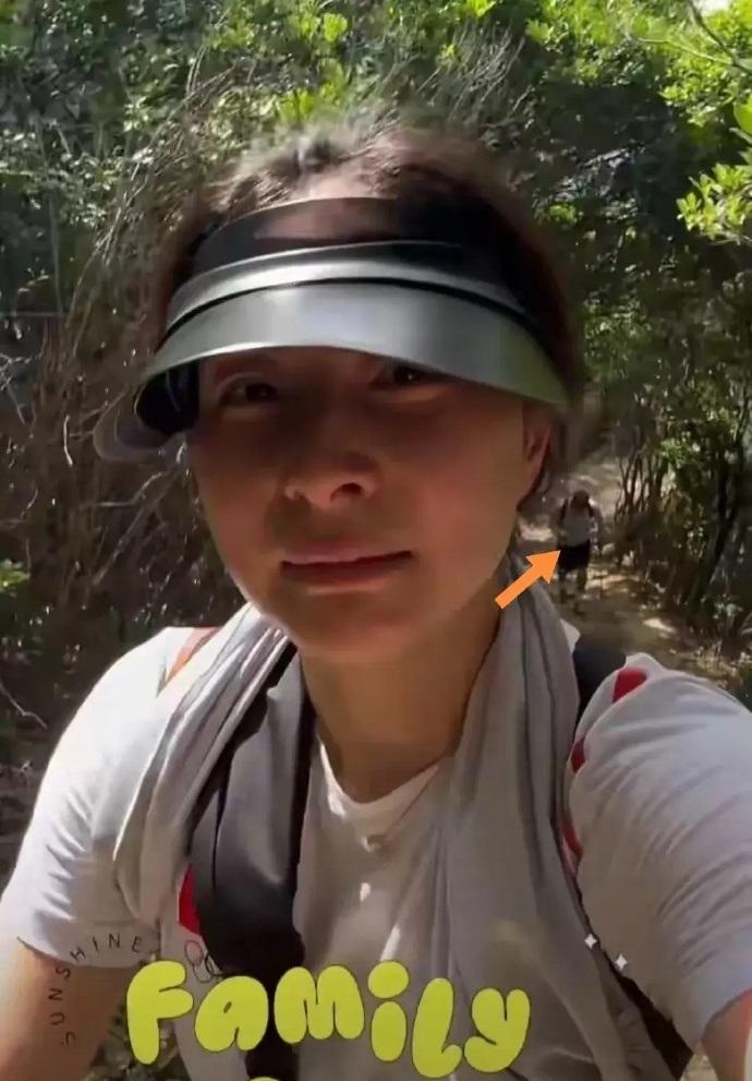 郭晶晶和霍启刚在五一的时候带着儿子和女儿一起去香港薄扶林郊野公园爬山，一家五口都