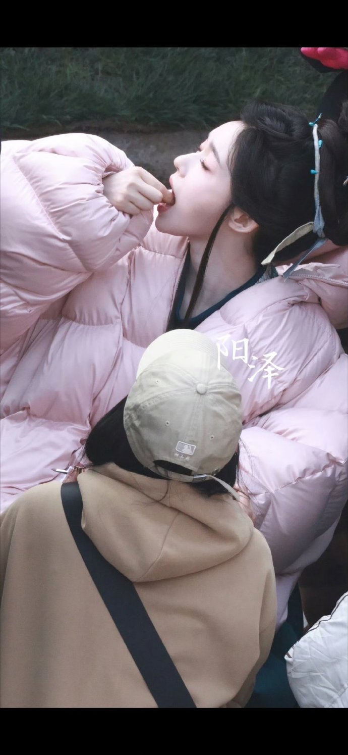 林允在《归鸾》剧组拍摄期间，多次拍到在严寒天气中穿着单薄戏服连续工作超12小时，