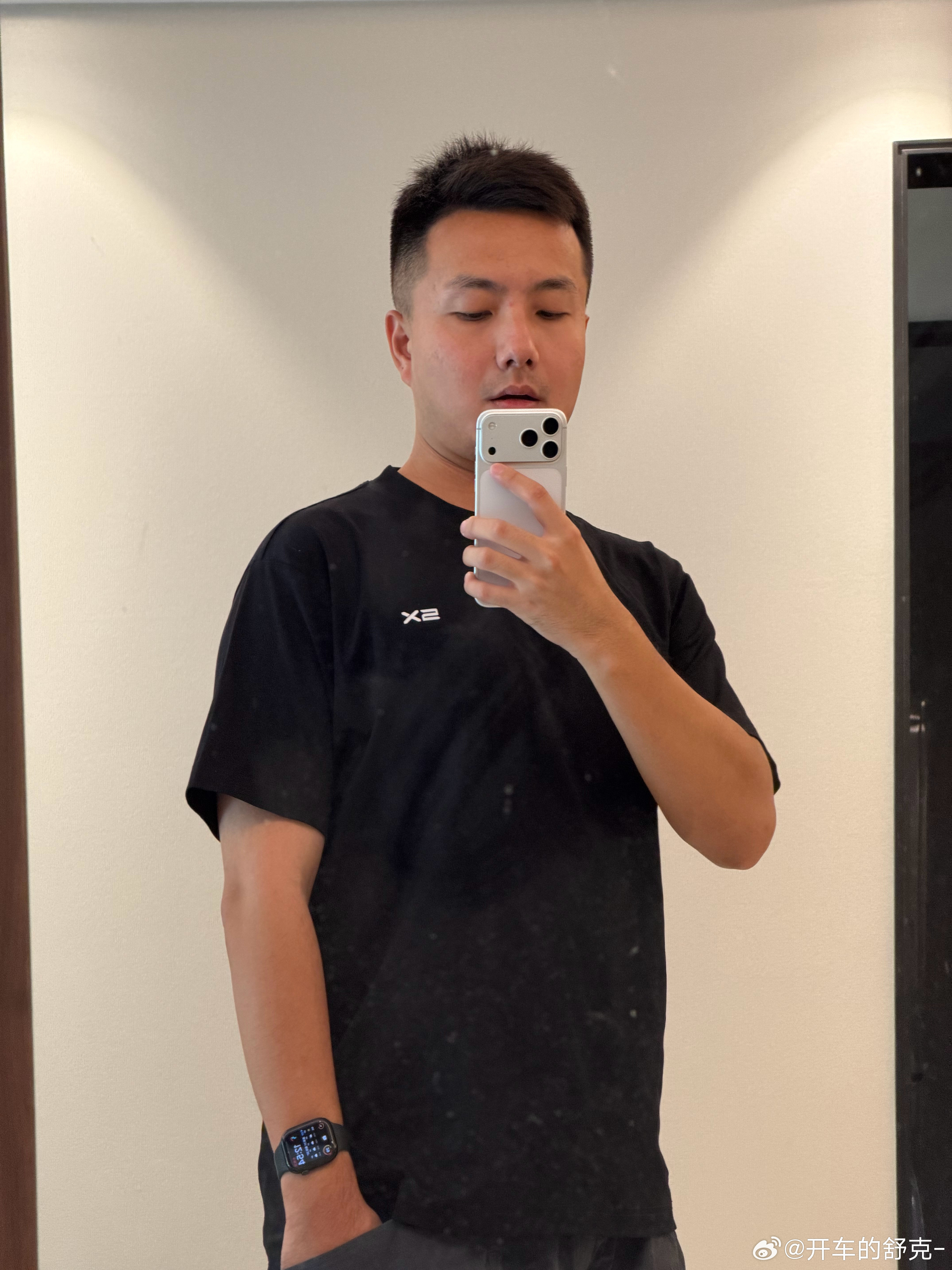 身着韩哥5X开极氪9X，不挑时间做气质男银。[墨镜][墨镜]​​​