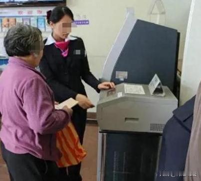 内蒙古，朱女士省吃俭用大半辈子攒下75万。她觉得放家里不安全，便存进银行。哪成想