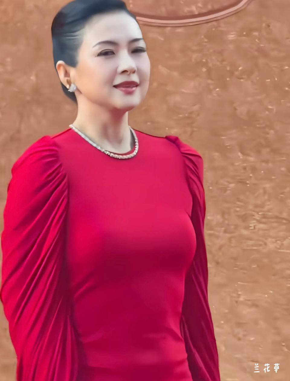 据说是为了拍片需要增肥20斤。佩服她的敬业精神！其实，这样胖点人变得圆润些，