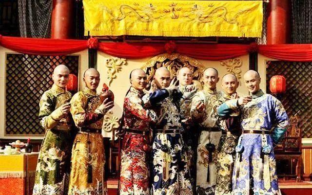 雍正元年，新皇帝刚坐稳龙椅，朝局还没完全稳定，他做了一件事。 八弟、九弟、十