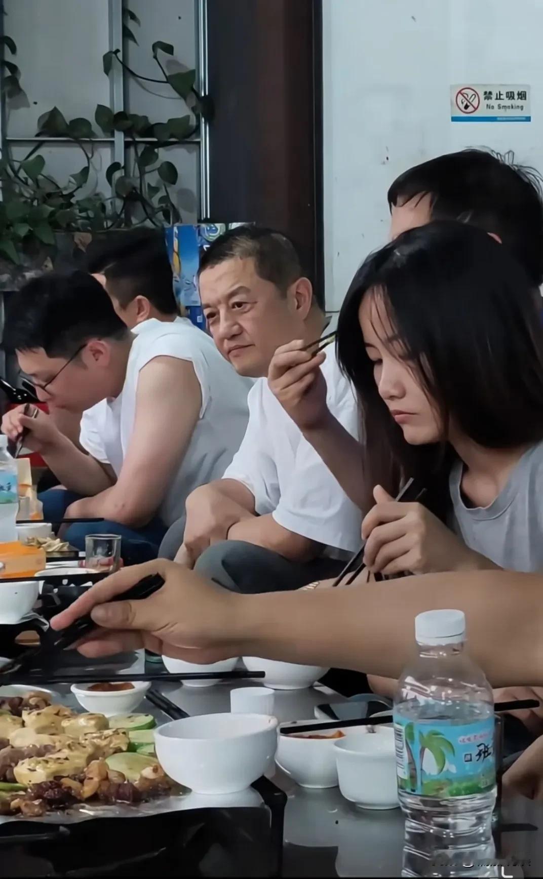 李亚鹏直播下播后，和工作人员一起聚餐。面对满桌子的美食，大家都大快朵颐起来。只