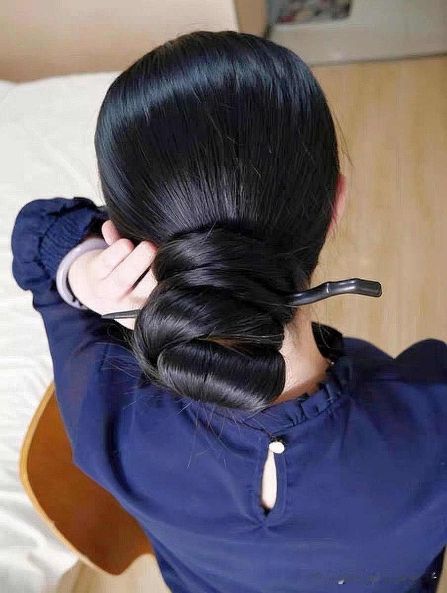 优雅低马尾，轻松打造迷人发型！