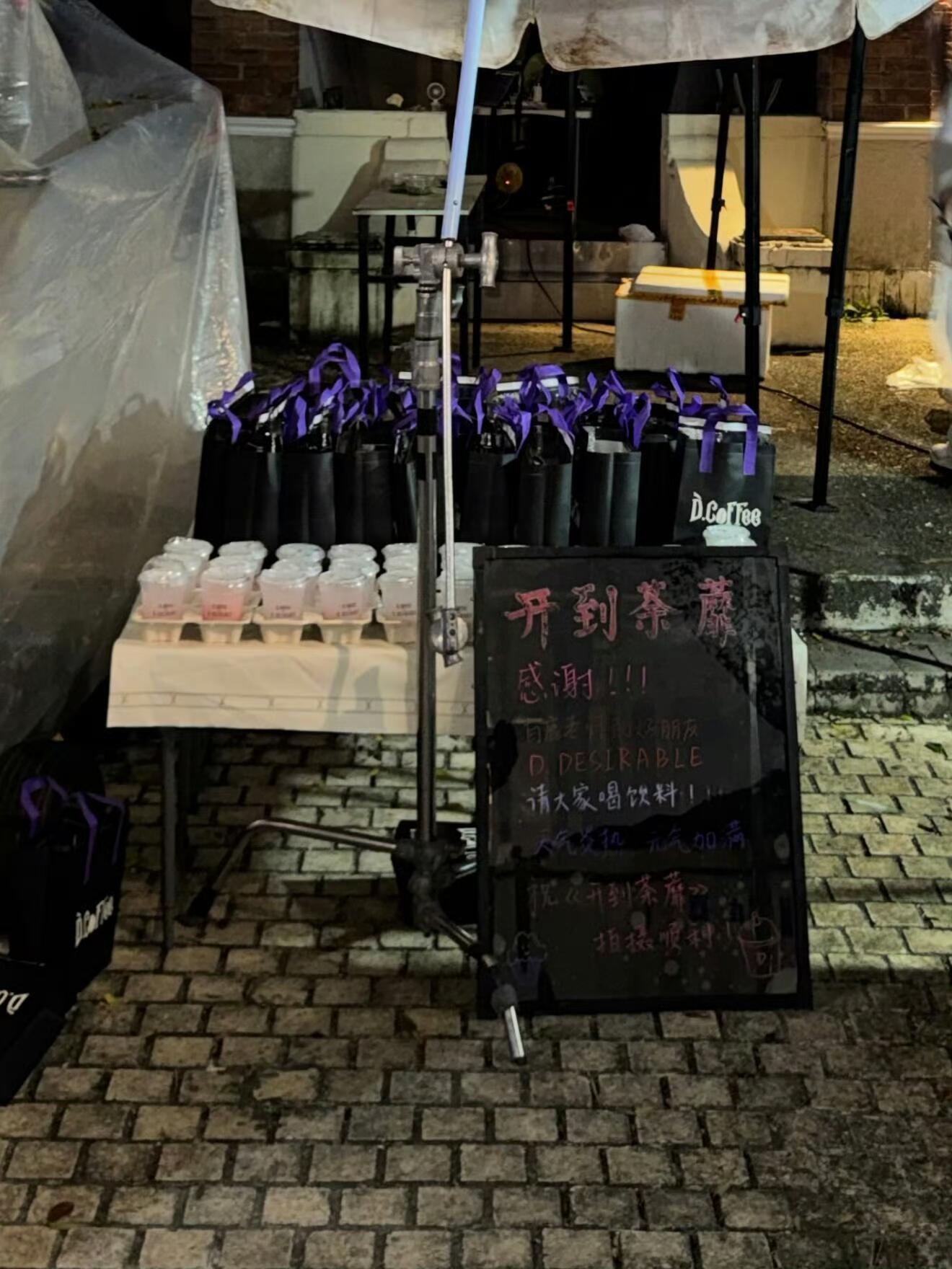 鹤妍悦色友谊万岁王鹤棣请客白鹿开到荼蘼剧组王鹤棣请白鹿开到荼蘼剧组喝饮料​​​