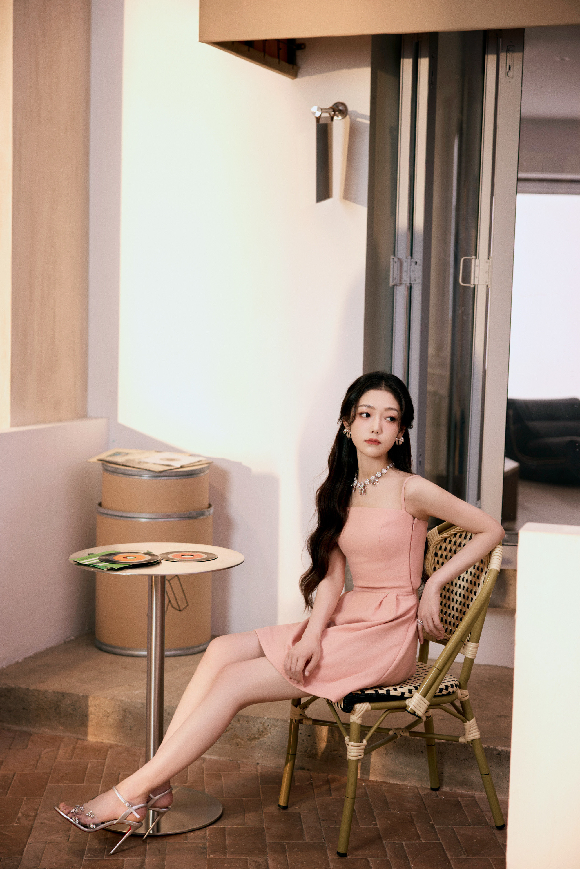 希林娜依高，简约裙装，高跟美腿穿搭，养眼吸睛。希林娜依高