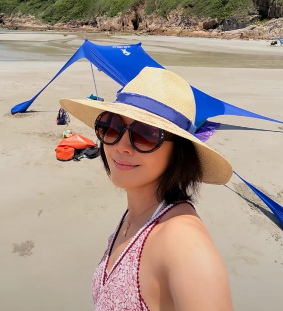 刘嘉玲撒了一下狗粮：阳光，海浪，和放松的周末。看上去伟仔略显沧桑，刘嘉玲依然