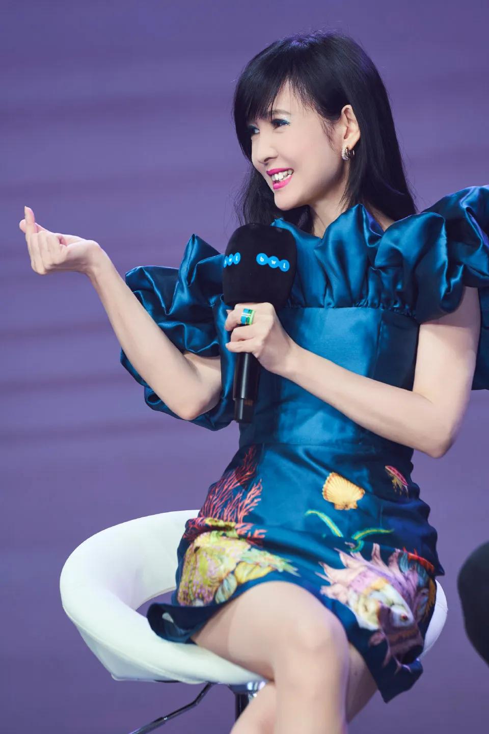 周慧敏身着AlémaisDorian印花荷叶边迷你连衣裙，将复古优雅与现代灵动
