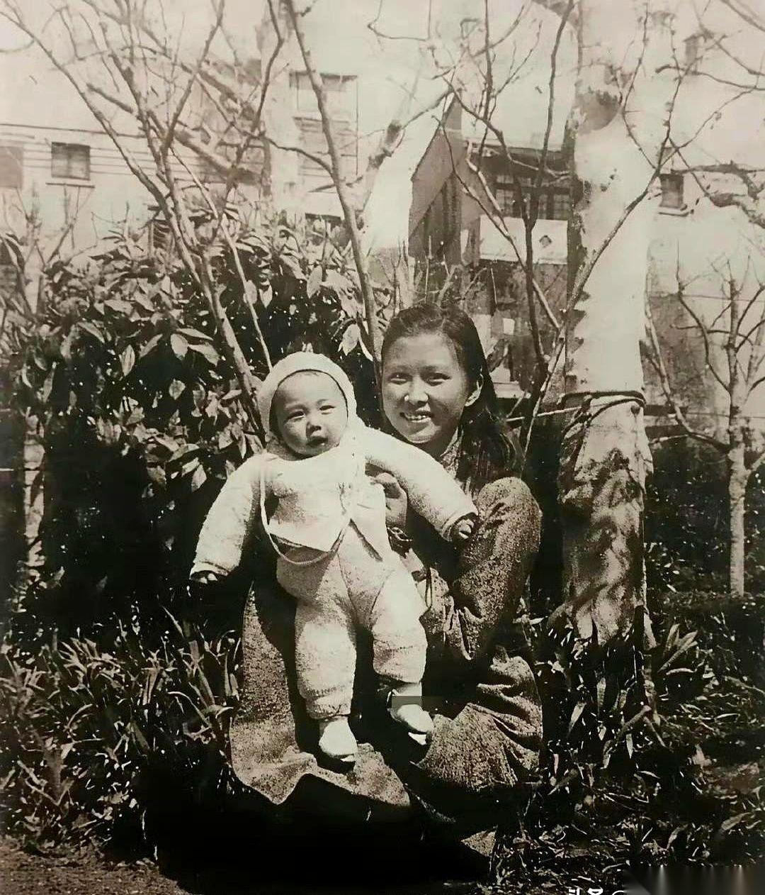 刷到一张老照片，黑白的，有点糊。一个叫楚青的妈妈，抱着她刚出生的儿子。时间，