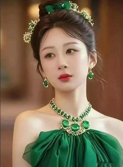 这么看，杨紫和妈妈确实长得那叫一个像，简直就是一个模子里刻出来的，眉眼、神态都极