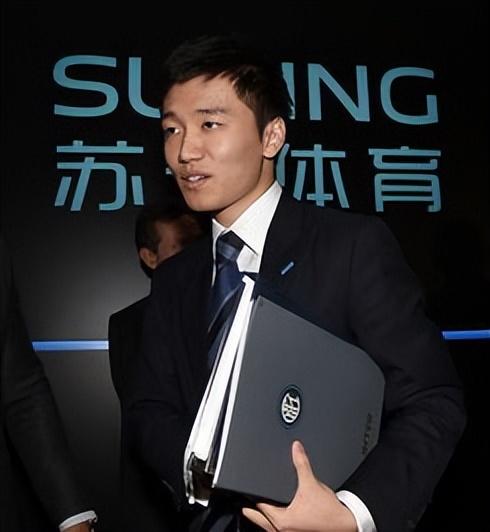 张康阳不是没本事，恰恰相反，他履历挺能打，名校背景、金融路子、进苏宁核心也快，2