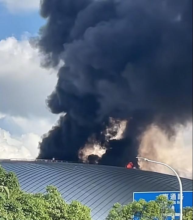 呈贡的这个省科技馆着火了啊，今年才复工的，怎么就着火了呢？？