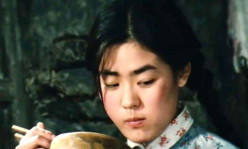 翻开许灵均的履历，先是父亲携情人坐飞机去了美国、母亲撒手人寰，接着右派帽子、祁连